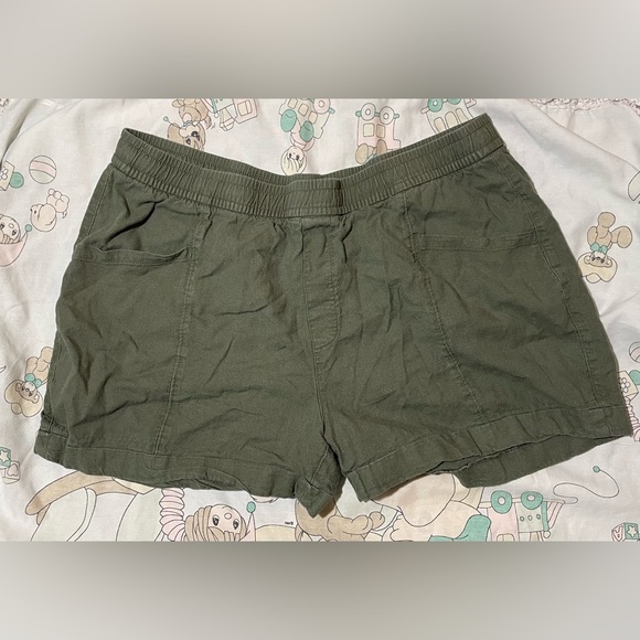 Old Navy Pants - 🫶🏽7/$10- Comfy Old Navy High Rise Green Shorts Size L